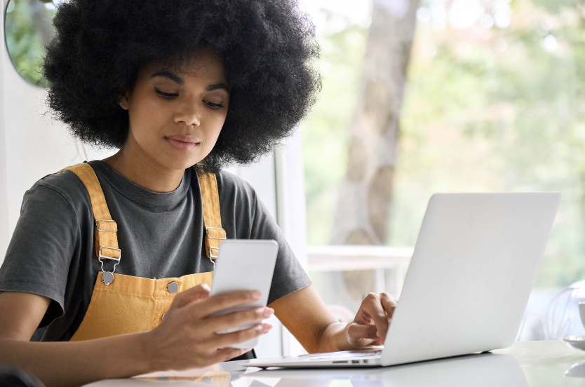 Aller au travail avec cheveux texturés